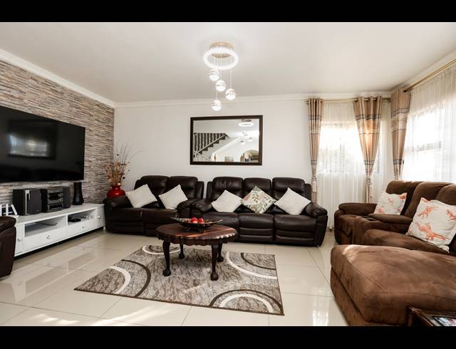 4 BEDROOM HOUSE FOR SALE IN AVOCA